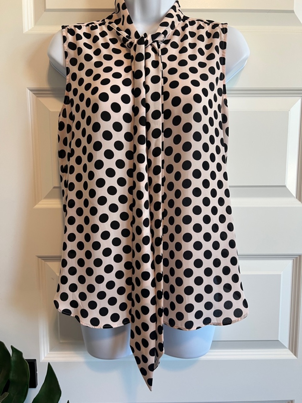 J. CREW Sleeveless blouse Size XS (may fit a small) blush pink polka dots